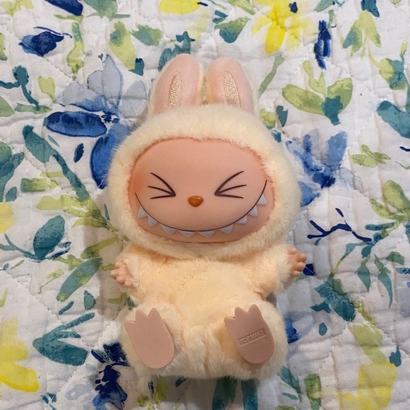 Pop Mart Labubu 'Have A Seat' Sisi Collectible Figure - Picture 8 of 13